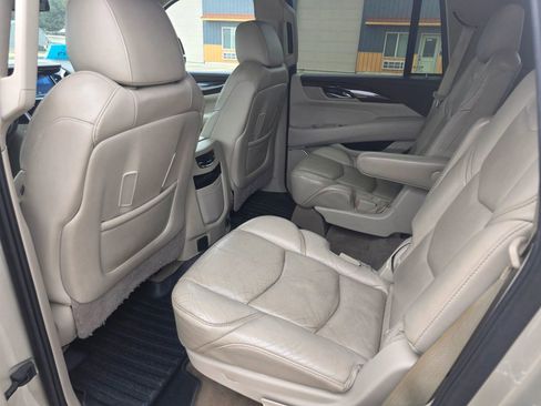 Used 2017 Cadillac Escalade Luxury AWD/4WD image 10