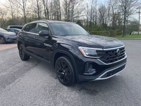 Used 2025 Volkswagen Atlas Cross Sport SE w/ Black Wheel Package image 5