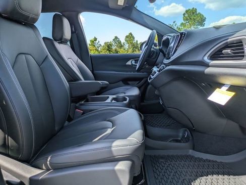 New 2025 Chrysler Pacifica Select image 33