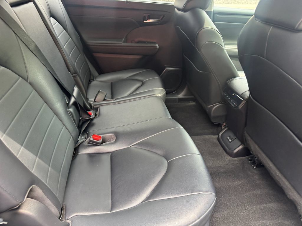 Used 2023 Toyota Highlander XLE AWD/4WD image 23