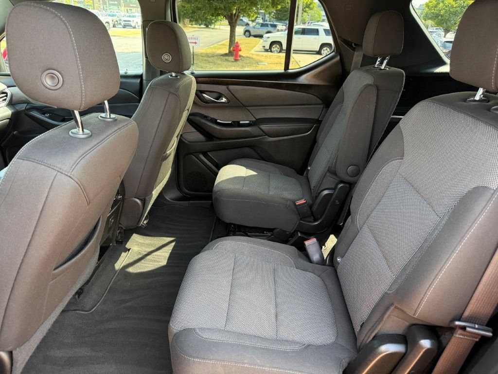Used 2023 Chevrolet Traverse LT FWD image 16