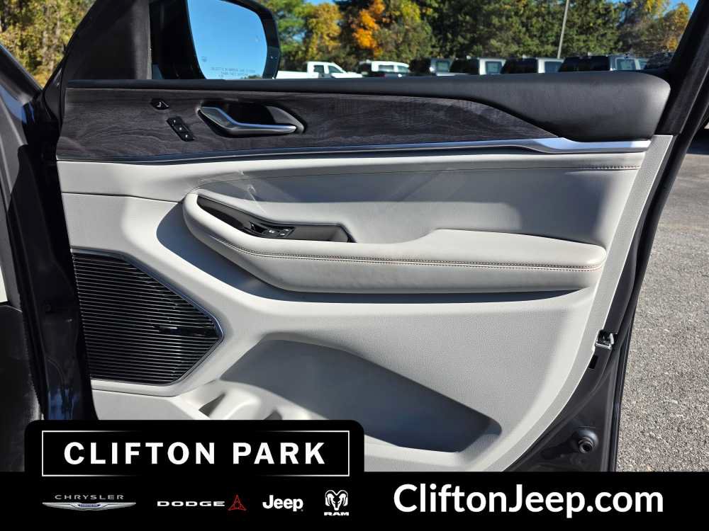 Used 2021 Jeep Grand Cherokee L Overland w/ Luxury Tech Group IV AWD/4WD image 15