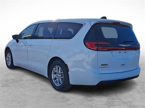 Used 2024 Chrysler Pacifica Touring-L image 4