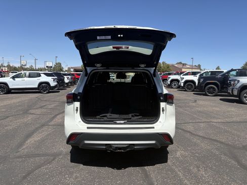 Used 2021 Toyota Highlander XLE AWD/4WD image 9