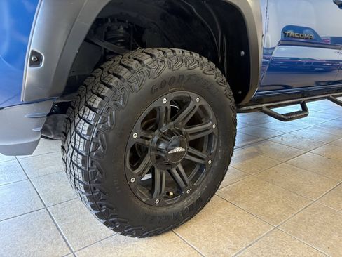 Used 2017 Toyota Tacoma TRD Sport w/ Tow Package (A/T) AWD/4WD image 9