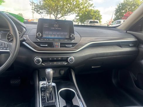 Used 2024 Nissan Altima 2.5 SV FWD image 17