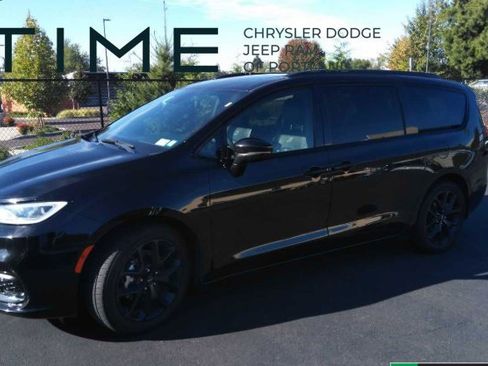 Used 2025 Chrysler Pacifica Limited FWD image 1