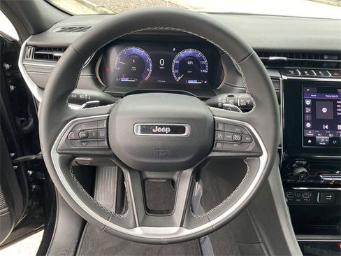 Used 2024 Jeep Grand Cherokee Laredo image 37