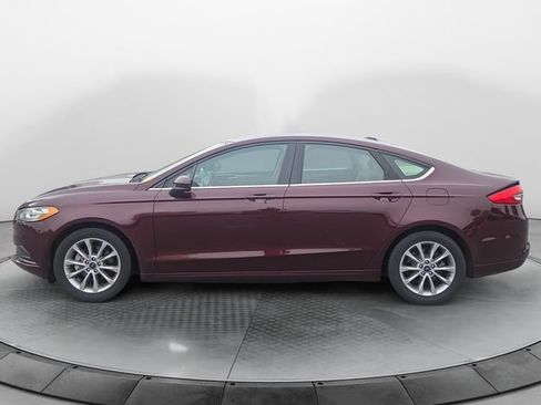 Used 2017 Ford Fusion SE w/ Fusion SE Technology Package FWD image 2