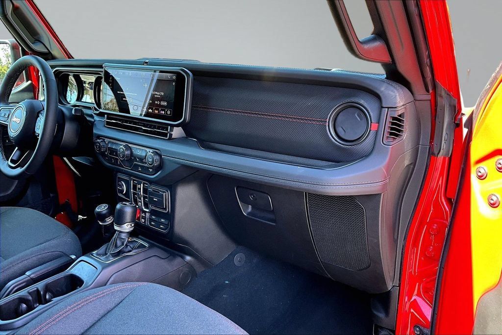Certified 2025 Jeep Wrangler Unlimited Rubicon w/ Convenience Group AWD/4WD image 17