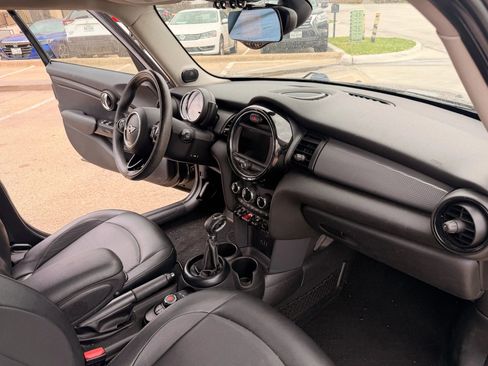 Used 2017 MINI Cooper 4-Door Hardtop image 18