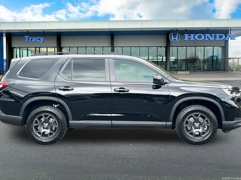 New 2025 Honda Pilot TrailSport image 3