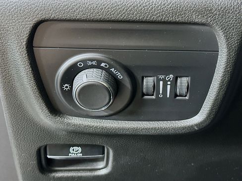 Used 2023 Jeep Grand Cherokee Laredo w/ Luxury Tech Group I AWD/4WD image 17