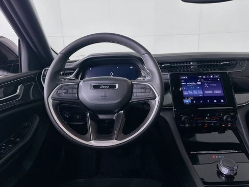 Used 2023 Jeep Grand Cherokee L Laredo image 17