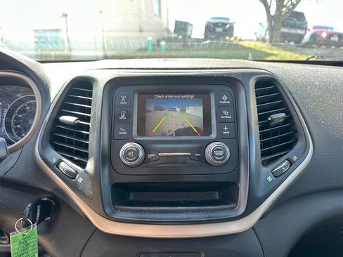 Used 2017 Jeep Cherokee Sport image 17