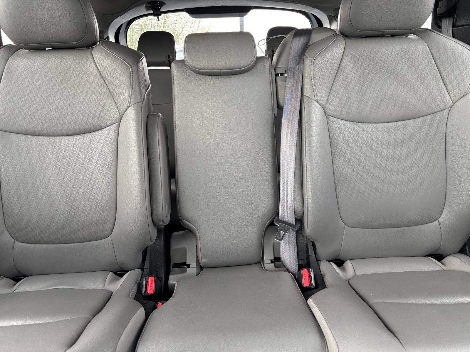 Used 2025 Toyota Sienna XLE FWD image 40