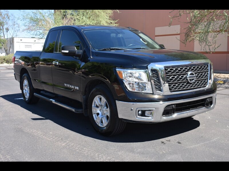 Used 2018 Nissan Titan SV w/ SV Convenience Package RWD image 2