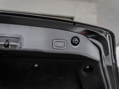 Used 2017 Jaguar XJ R-Sport image 12