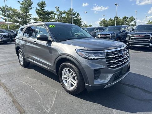 Used 2025 Ford Explorer Active AWD/4WD image 7