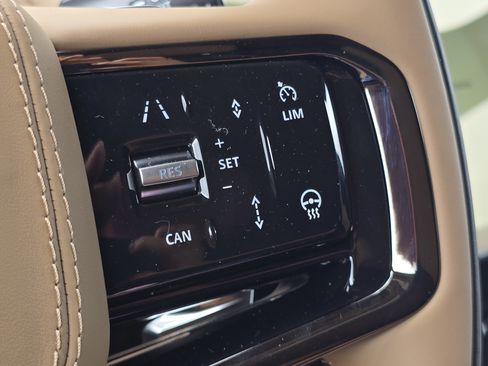 New 2025 Land Rover Range Rover Sport Dynamic SE image 17