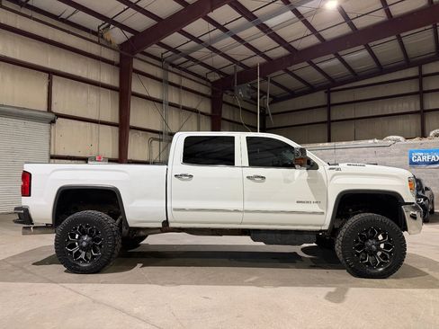 Used 2018 GMC Sierra 2500 SLT w/ Duramax Plus Package AWD/4WD image 4