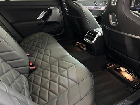 Used 2025 BMW 740i w/ Premium Package image 31