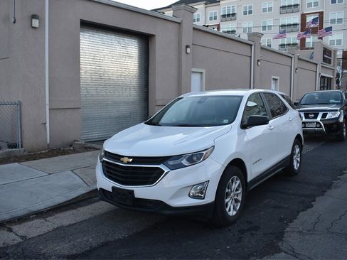 Used 2020 Chevrolet Equinox LS w/ LS Convenience Package image 2