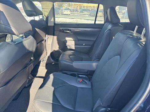 Used 2021 Toyota Highlander Platinum image 18