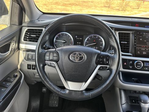 Used 2017 Toyota Highlander Limited Platinum FWD image 17