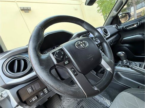 Used 2022 Toyota Tacoma TRD Sport w/ Technology Package RWD image 9