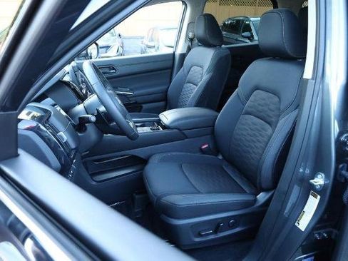 Certified 2025 Nissan Pathfinder SV w/ SV Premium Package AWD/4WD image 10