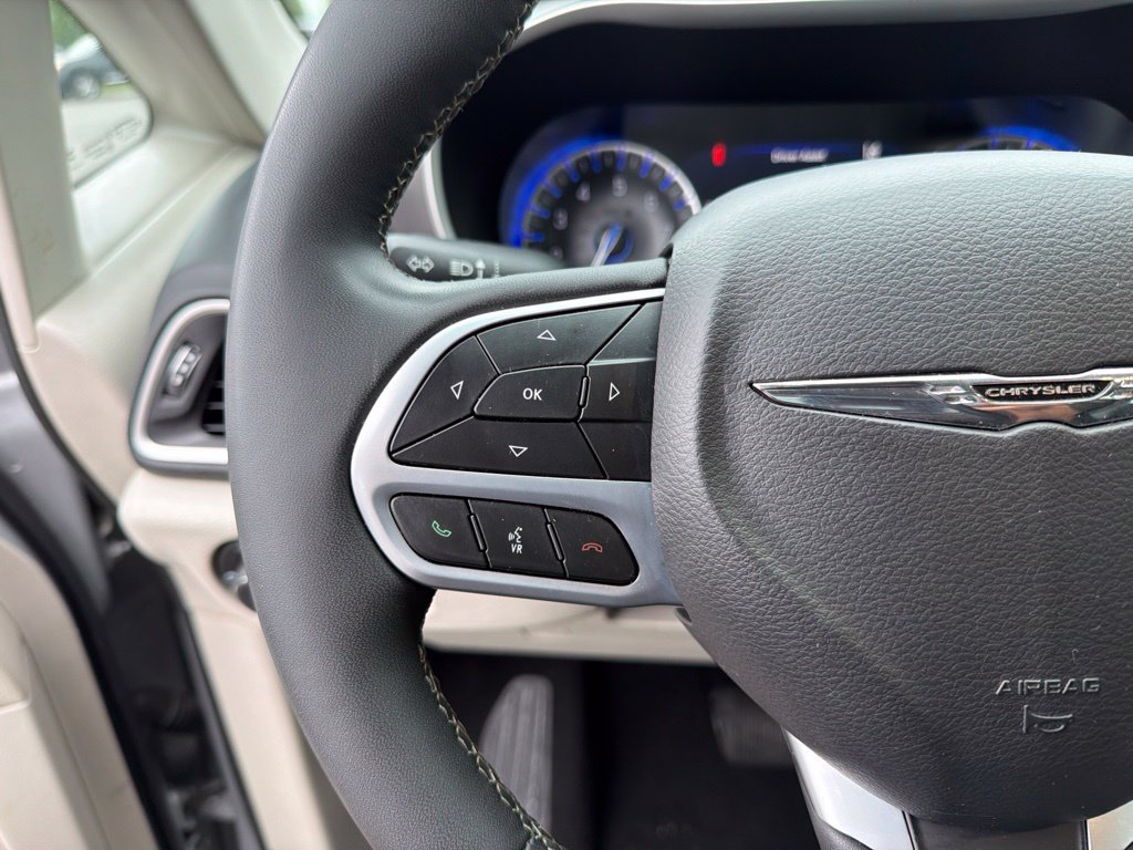 Used 2024 Chrysler Pacifica Touring-L FWD image 15
