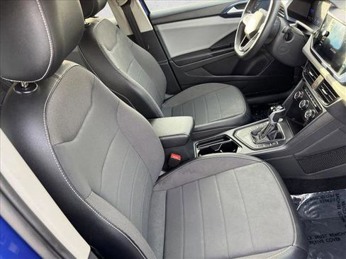Used 2022 Volkswagen Taos SE FWD image 18