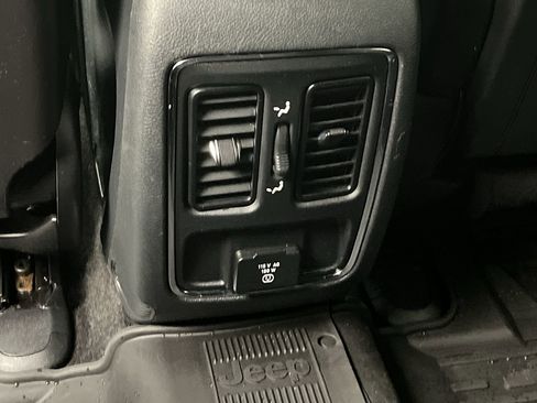Used 2018 Jeep Grand Cherokee Altitude image 12