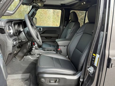 Used 2025 Jeep Gladiator Sport image 16