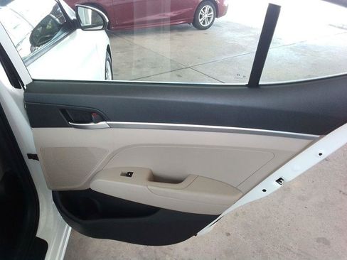 Used 2019 Hyundai Elantra SE FWD image 19