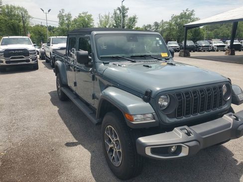 Used 2024 Jeep Gladiator Sport AWD/4WD image 4