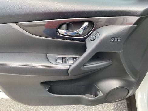 Used 2018 Nissan Rogue SV w/ Premium Package image 12