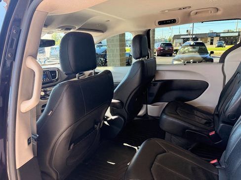 Used 2019 Chrysler Pacifica Touring-L image 34