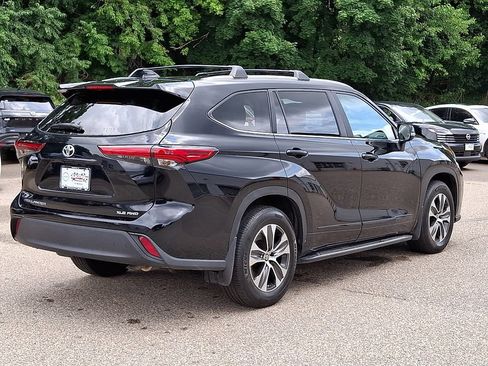 Used 2023 Toyota Highlander XLE AWD/4WD image 8