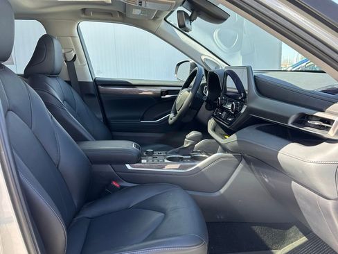 Used 2024 Toyota Highlander Limited image 23