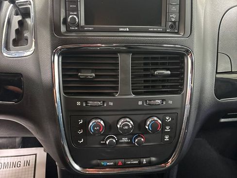 Used 2018 Dodge Grand Caravan SE FWD image 12