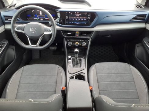 Used 2024 Volkswagen Taos SE w/ Panoramic Sunroof Package FWD image 9