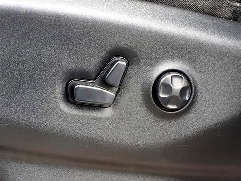 Used 2021 Chrysler Pacifica Touring-L image 16