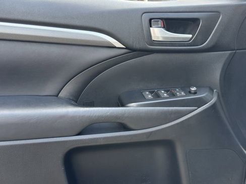 Used 2017 Toyota Highlander SE w/ Carpet Mat Package image 25