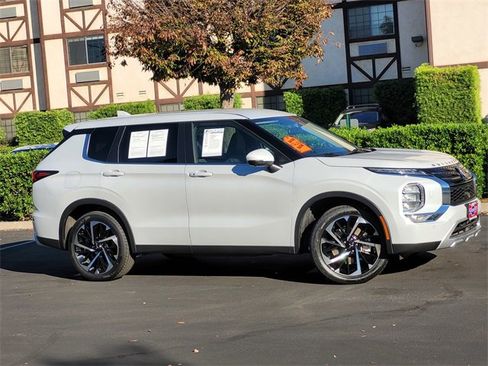 Used 2024 Mitsubishi Outlander SE image 4