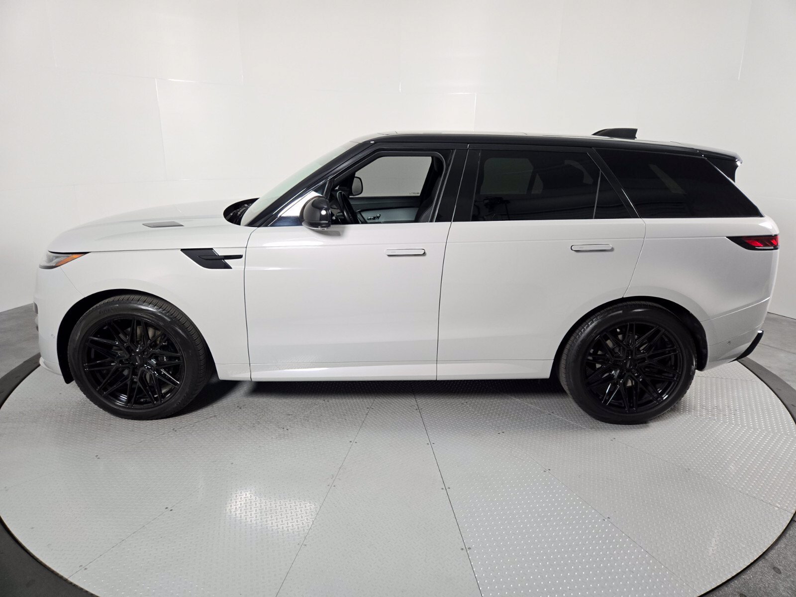 Used 2024 Land Rover Range Rover Sport Dynamic SE AWD/4WD image 33
