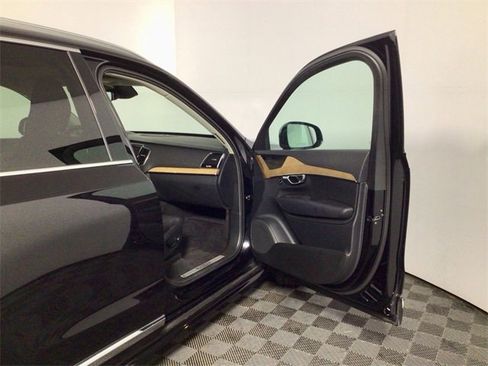 Used 2024 Volvo XC90 B6 Plus image 35