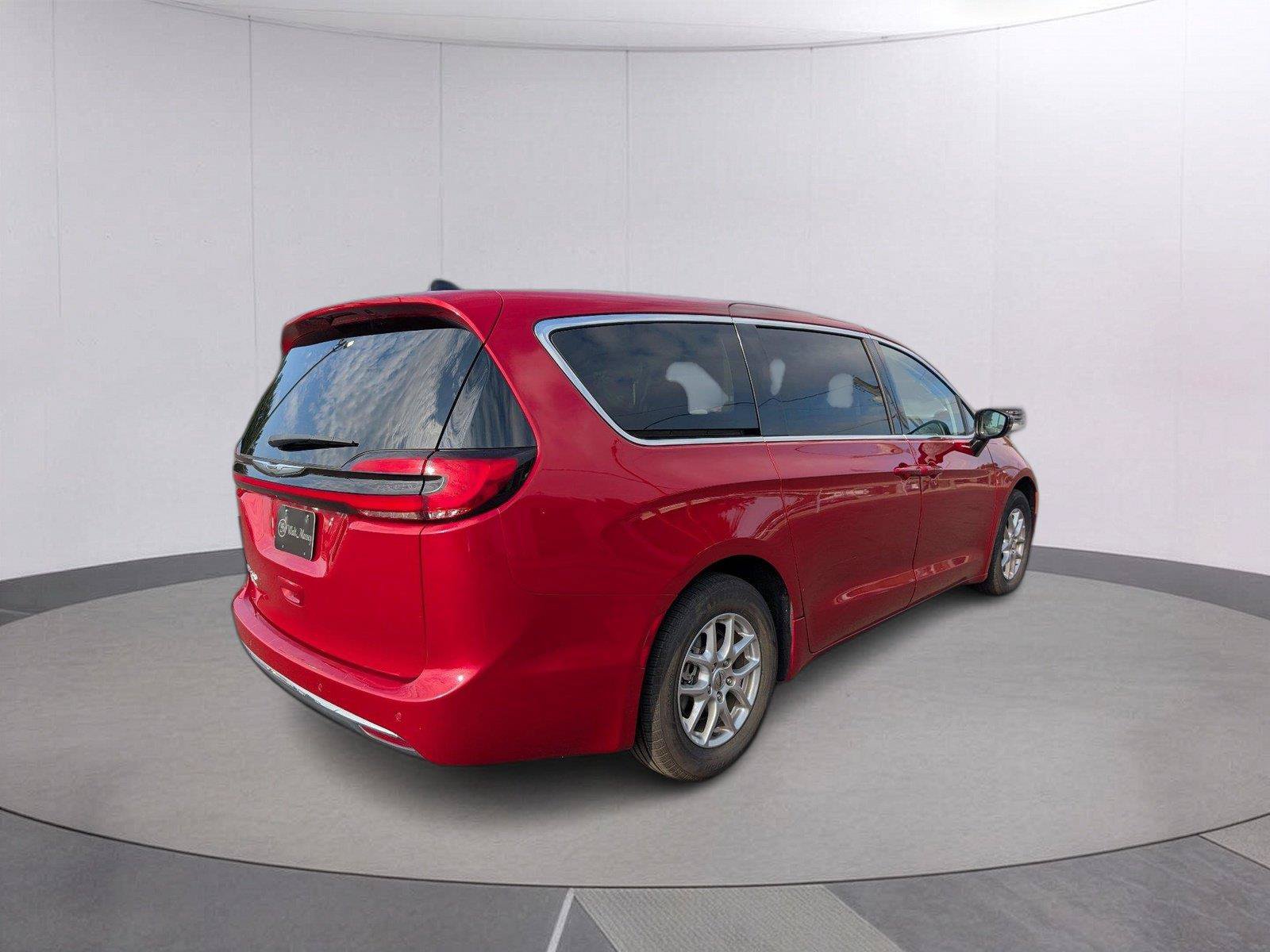 Used 2024 Chrysler Pacifica Touring-L FWD image 7