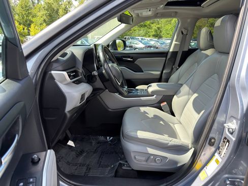 Used 2022 Toyota Highlander XLE AWD/4WD image 10
